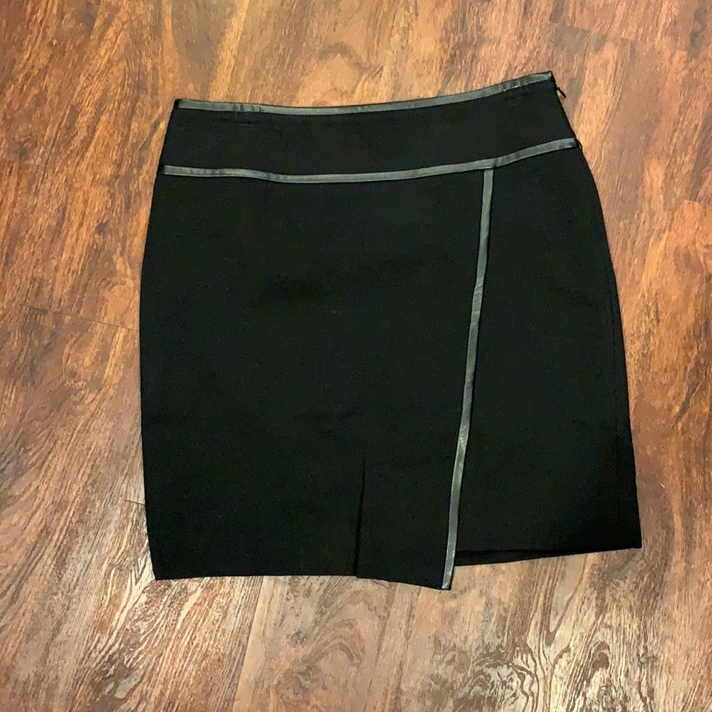 Never worn WHBM skirt with leather trim, side zip